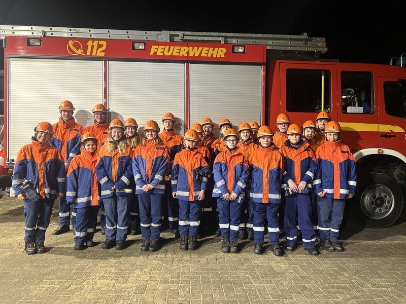 Gruppenfoto der Jugendfeuerwehr Hemmingstedt-Lieth vor dem Feuerwehrfahrzeug